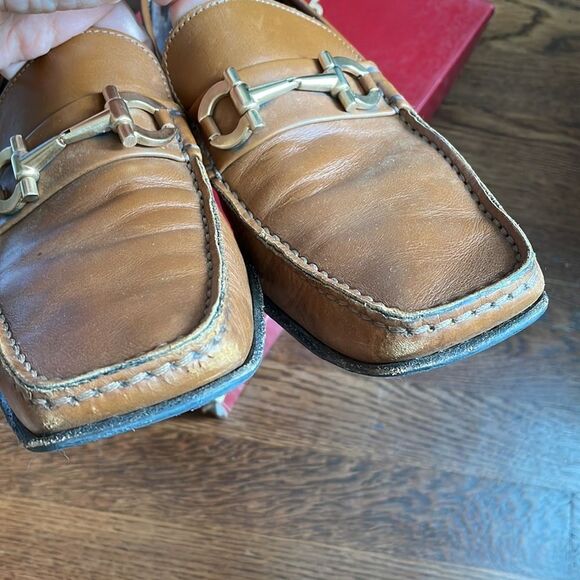 Salvatore Ferragamo “Paese” maple calf slip on loafers with gold detailing - Picture 5 of 8